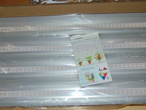 lot 19 image: Tyagman 4 pack 2 foot grow lights