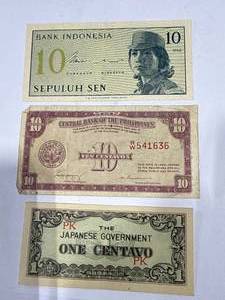 lot 30 image: Vintage Foreign Money Lot
