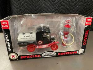 lot 5 image: Texaco Gearbox Special Edition 1912 Ford Model T Coin Bank Set 125 Scale