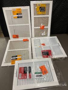 lot 22 image: Everbilt Air Return and Ceiling Wall Register Lot - 5 Pieces Assorted Sizes