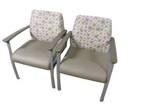 lot 32 image: 2 Chairs