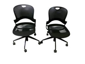 lot 43 image: 2 Herman Miller Caper Chairs