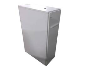 lot 81 image: Knoll White Storage Cabinets with Key