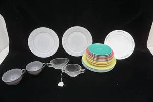 lot 2 image: Vintage Hazel Atlas Dinnerware in 2 Shapes Starlight ad Ovide