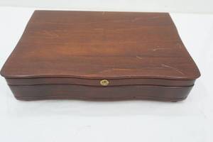 lot 15 image: Oneida Silverware Chest & 36 pieces