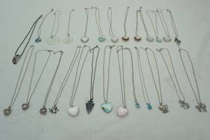 lot 32 image: Fashion Jewelry Necklace Lot (NEW) 26ct