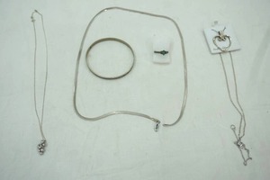 lot 106 image: Jewelry Lot