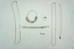 lot 107 image: Jewelry Lot