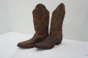 lot 140 image: Womens 7B Goat Leather Cowboy Boots