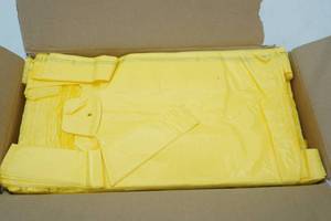 lot 150 image: Yellow Shirt Bags 8x 5x 16 Approx 2000