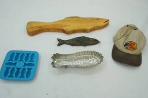 lot 165 image: Wooden Fish Decor & Other Fishing Items