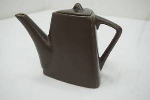 lot 197 image: Design Pac Art Deco Triangle Teapot