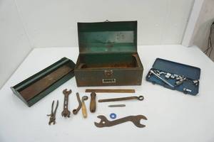 lot 237 image: Vintage Balkamp Toolbox and Contents