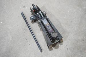 lot 256 image: Automotive Jack