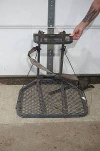 lot 260 image: Portable Deer Tree Stand