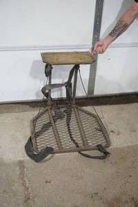 lot 261 image: Portable Deer Tree Stand
