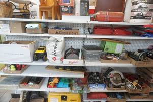 lot 264 image: Hardware and Household Items (large lot)
