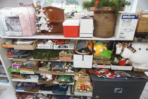 lot 265 image: Household Items, Decor and Storage (large Lot)