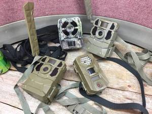 lot 167 image: 4 GameTrail Cameras - Primos - Reveal - Tasco