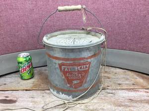 lot 204 image: Classic Vintage Falls City Galvanized Minnow Bucket