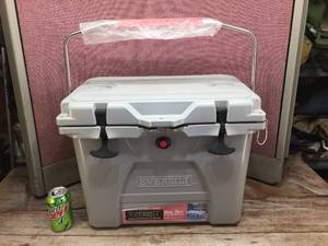 lot 212 image: Everbilt 26 Qt High Performance Cooler - Nice