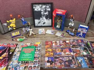 lot 285 image: Vintage Football - Basketball - Baseball Collectables
