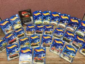 lot 286 image: Group Vintage Hot Wheels on Cards - 2000
