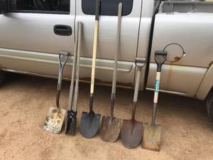 lot 326 image: Group Hole DiggerShovels