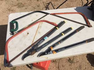 lot 329 image: Group BowLimb Saws & Loppers