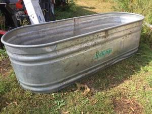 lot 332 image: Hastings - Metal Stock Tank - 2 12 x 2 x 7
