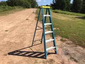lot 126 image: Werner Electro-Master 6006 Fiberglass 6 Ft Ladder - 250 Lbs