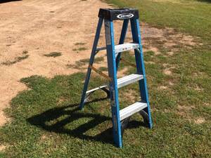 lot 128 image: Werner 4 Ft Fiberglass Ladder - 250 Lbs