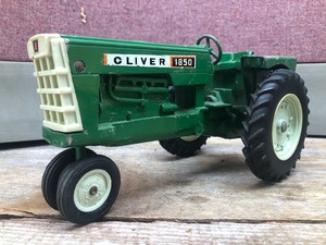 lot 272 image: Vintage ERTL Diecast Oliver 1850 Tractor