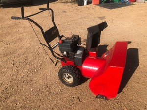 lot 310 image: Spirit 524 Gas Snowblower - Starts 1st Pull