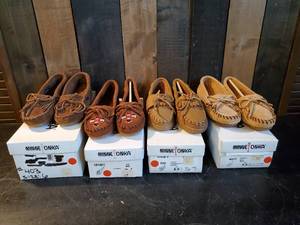 lot 8 image: 4 pair Minnetonka Moccasins New In Box Various Sizes