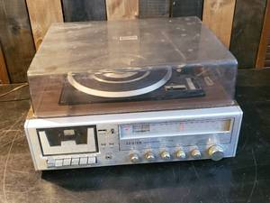lot 13 image: Zenith Turntable Casette recorder Stereo Receiver Powers up