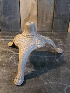 lot 14 image: Cast Iron Footed Flag Base