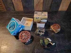 lot 20 image: Vintage Fishing Reels 2 with boxes Johnson Century, Eagle Claw, and more