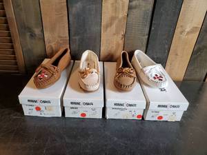 lot 65 image: 4 pair Minnetonka Moccasins New In Box Various Sizes