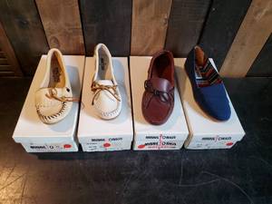 lot 76 image: 4 pair Minnetonka Moccasins New In Box Various Sizes