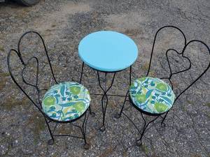 lot 79 image: Cool Vintage refurbished Ice Cream Parlor Table and Chairs