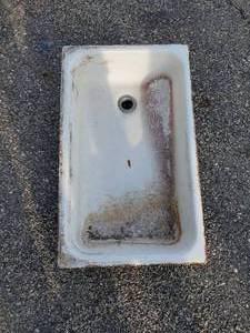 lot 81 image: Heavy duty Porcelan Sink