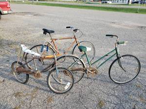 lot 83 image: 3 Vintage Bikes, Banana seat, Cruiser, Schwinn