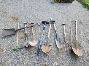 lot 85 image: Various lot of Yard Garden Tools