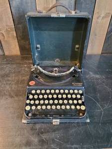 lot 95 image: Vintage Remington Portable Typewriter all keys seem to work as they should