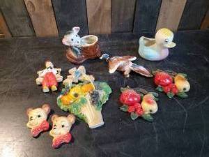 lot 97 image: vintage Chalkware wall hanging dcor and planters