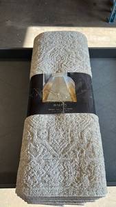 lot 12 image: Avalon 22 x 8 Soft Touch, HighLow Pile Rug Runner