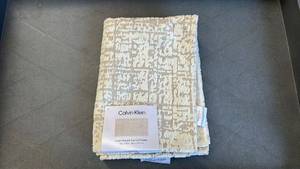 lot 27 image: Calvin Klein 30 x 46 Bathmat