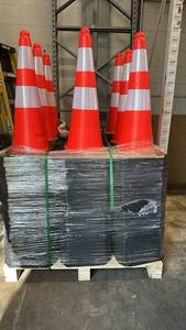 lot 33 image: Pallet of 250 Tall Reflective Traffic Safety Cones with Rubber Base