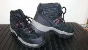 lot 271 image: Rugged Outback Reinforced Toe Work Boots. Size 7.5 Mens or 9.5 Womens.